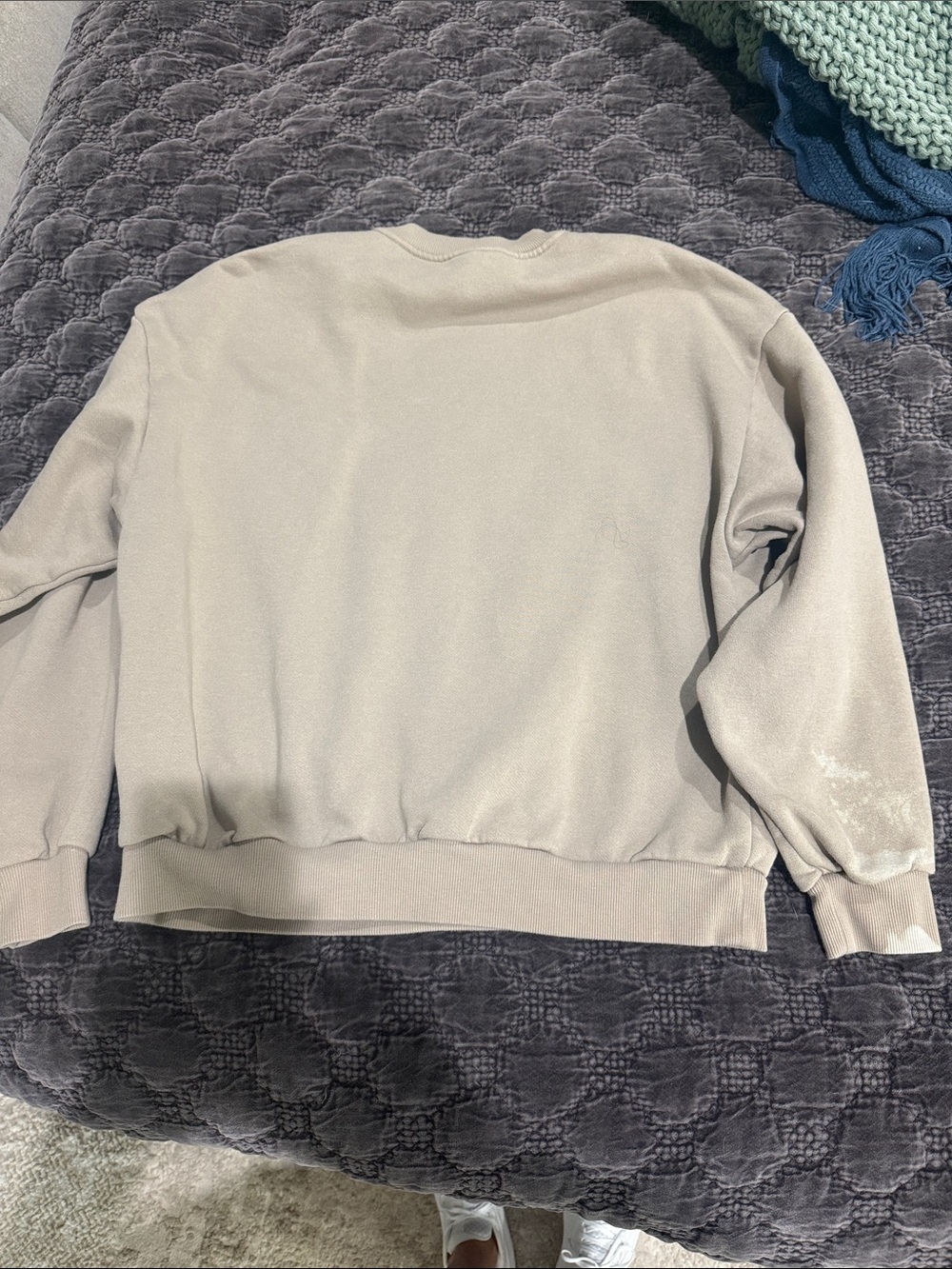 ALO Yoga Women’s Athletic Shorts and sweatshirt in Taupe - Picture 5 of 6